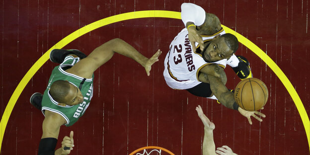 Zwei basketballspieler im Sprung nach dem Ball Zwei basketballspieler im Sprung nach dem Ball