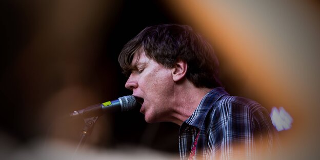 Thurston Moore singt in ein Mikrofon