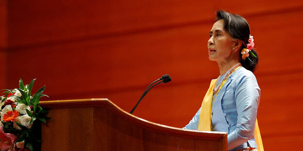 Aung San Suu Kyi steht an einem Rednerpult Aung San Suu Kyi steht an einem Rednerpult