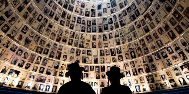Zwei Männer stehen in der "Halle der Namen" in Yad Vashem, in der die Gesichter der ermordeten Juden bis in den Himmel reichen Zwei Männer stehen in der "Halle der Namen" in Yad Vashem, in der die Gesichter der ermordeten Juden bis in den Himmel reichen
