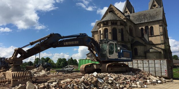 Bagger stehen vor der Kirche in Immerath Bagger stehen vor der Kirche in Immerath