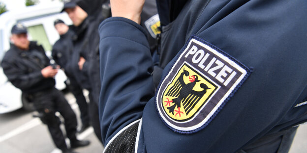 Der Arm eines Bundespolizisten in blauer Uniform Der Arm eines Bundespolizisten in blauer Uniform