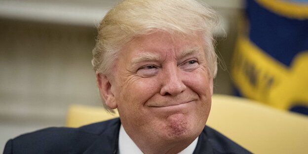 Trump grinst in die Kamera Trump grinst in die Kamera