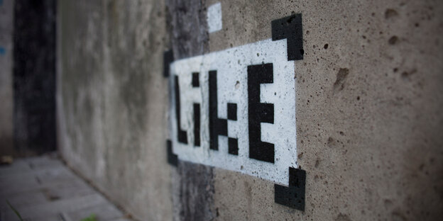 An einer Hauswand ist ein Grafitti. Darauf steht "Like" An einer Hauswand ist ein Grafitti. Darauf steht "Like"