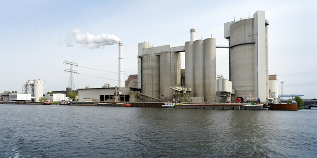 Qualmende Schornsteine vor dem Kraftwerk Klingenberg Qualmende Schornsteine vor dem Kraftwerk Klingenberg