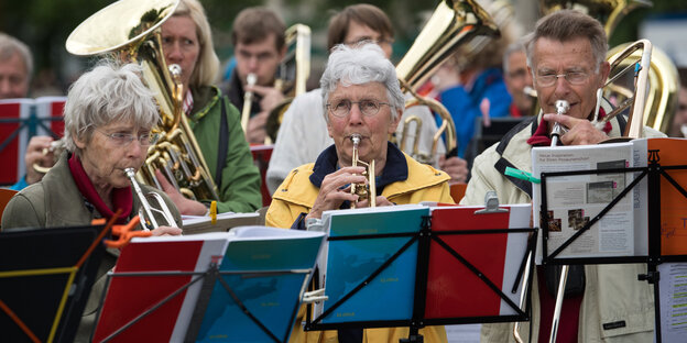 ältere Menschen spielen Musikinstrumente auf dem Kirchentag ältere Menschen spielen Musikinstrumente auf dem Kirchentag
