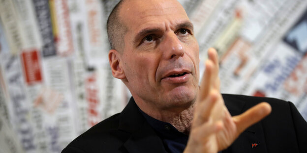 Yanis Varoufakis deutet mit seiner rechten Hand vorwärts Yanis Varoufakis deutet mit seiner rechten Hand vorwärts
