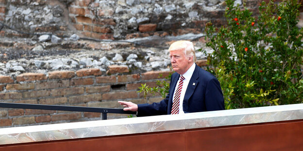 Trump im Halbprofil vor einer alten Mauer Trump im Halbprofil vor einer alten Mauer