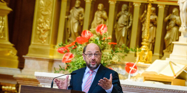 Schulz vor einem Altar Schulz vor einem Altar