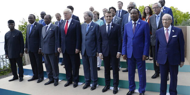 Die Teilnehmer des G7-Gipfels posieren in Taormina für ein Gruppenfoto Die Teilnehmer des G7-Gipfels posieren in Taormina für ein Gruppenfoto