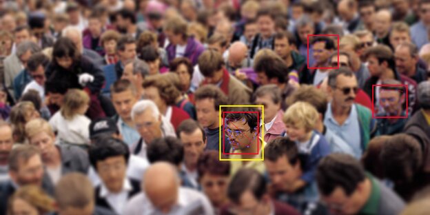 Ein Bildschirm zeigt viele Menschen auf einer Straße. Eine Software umrahmt die Gesichter von drei Männern Ein Bildschirm zeigt viele Menschen auf einer Straße. Eine Software umrahmt die Gesichter von drei Männern