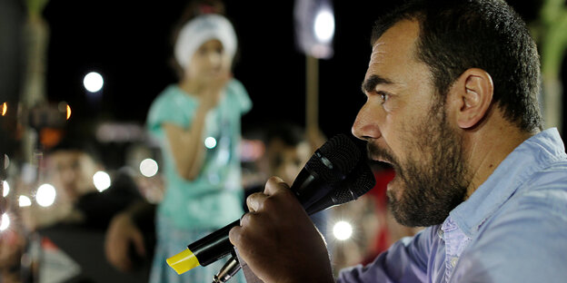 „Hirak“ Nasser Zefzafi spricht in ein Mikro „Hirak“ Nasser Zefzafi spricht in ein Mikro