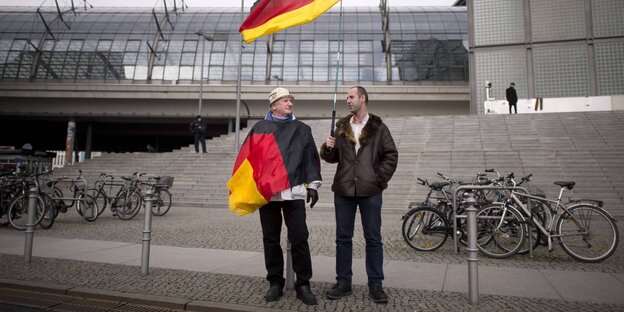 Zwei Männer mit Deutschland-Fahnen Zwei Männer mit Deutschland-Fahnen