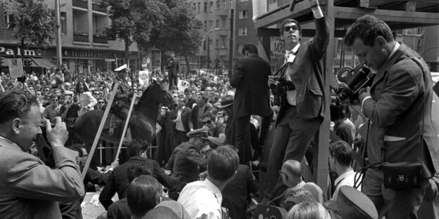 ressevertreter fotografieren die Tumulte vor dem Schöneberger Rathaus in Berlin am 02.06.1967. Der Besuch des persischen Herrscherpaares Kaiser Schah Reza Mohammed Pahlavi und Kaiserin Farah Diba, die sich für 24 Stunden in Westberlin aufhielten, löste Ma ressevertreter fotografieren die Tumulte vor dem Schöneberger Rathaus in Berlin am 02.06.1967. Der Besuch des persischen Herrscherpaares Kaiser Schah Reza Mohammed Pahlavi und Kaiserin Farah Diba, die sich für 24 Stunden in Westberlin aufhielten, löste Ma