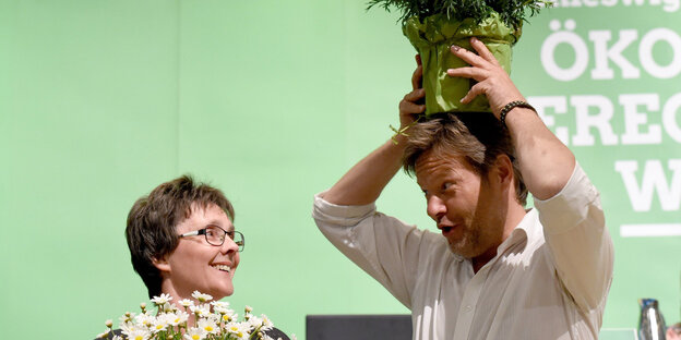 Monika Heinold und Robert Habeck mit Blumen Monika Heinold und Robert Habeck mit Blumen