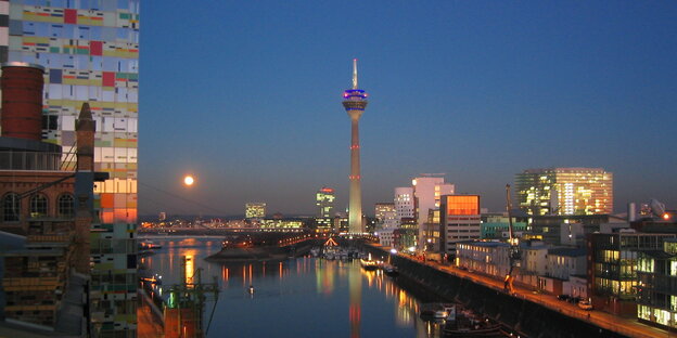 Blick auf den Medienhafen in Düsseldorf bei Nacht - im Bildmittelpunkt: der Fernsehturm Blick auf den Medienhafen in Düsseldorf bei Nacht - im Bildmittelpunkt: der Fernsehturm