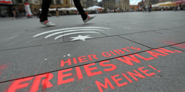 Steinplatten, auf denen für "freies Wlan" geworben wird Steinplatten, auf denen für "freies Wlan" geworben wird