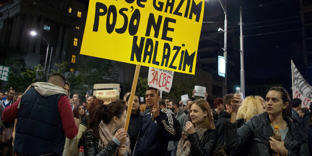 Junge Menschen mit selbst gemalten Plakaten Junge Menschen mit selbst gemalten Plakaten