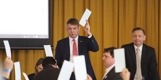 Andre Poggenburg hebt einen Stimmzettel Andre Poggenburg hebt einen Stimmzettel