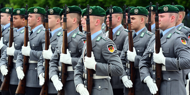 BundeswehrsoldatInnen stehen stramm BundeswehrsoldatInnen stehen stramm