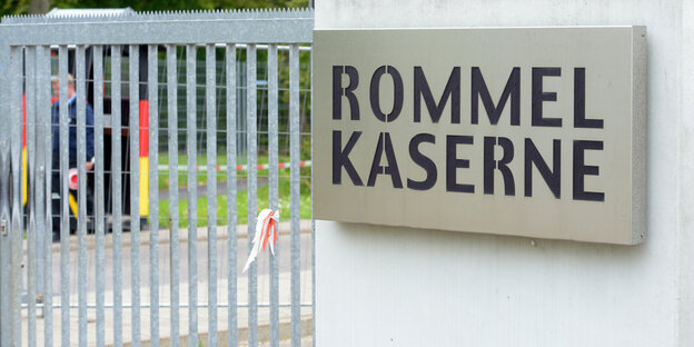 Ein Tor und Schild, auf dem "Rommelkaserne" steht Ein Tor und Schild, auf dem "Rommelkaserne" steht
