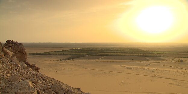 Die Sonne scheint auf die Wüste Sekem in Ägypten Die Sonne scheint auf die Wüste Sekem in Ägypten
