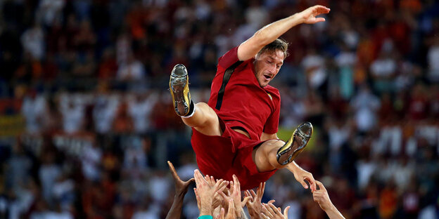 Francesco Totti wird auf Händen getragen Francesco Totti wird auf Händen getragen