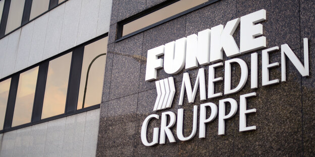 Das Logo der Funke Mediengruppe an der Hausfassade