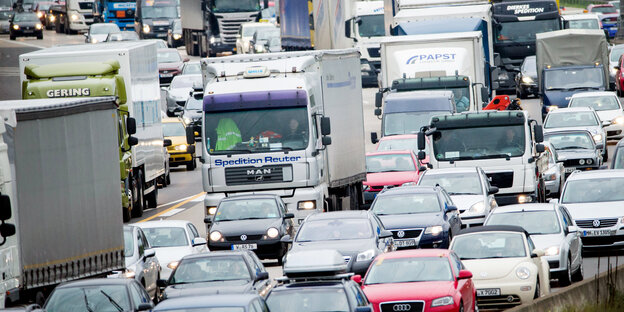 Ein Stau auf einer Autobahn Ein Stau auf einer Autobahn