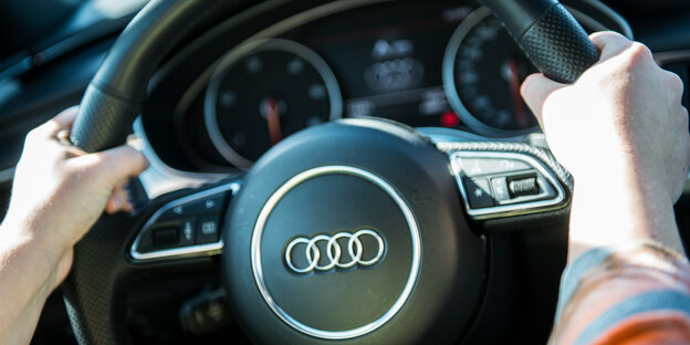 Zwei Hände an einem Lenkrad eines Audis Zwei Hände an einem Lenkrad eines Audis
