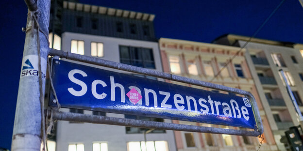 Das Straßenschild "Schanzenstraße" vor Wohnhäusern Das Straßenschild "Schanzenstraße" vor Wohnhäusern