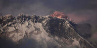 verschneite Berge im Nebel