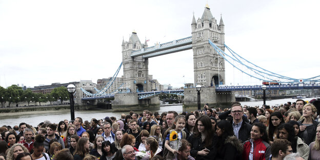 Menschenmenge vor Londoner Brücke Menschenmenge vor Londoner Brücke