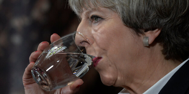 Theresa May trinkt ein Glas Wasser Theresa May trinkt ein Glas Wasser