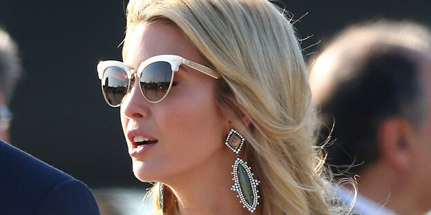 Ivanka Trump mit Sonnenbrille und Ohrringen Ivanka Trump mit Sonnenbrille und Ohrringen