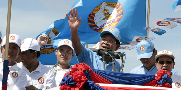 Ein Mann, Hun Sen, winkt Ein Mann, Hun Sen, winkt