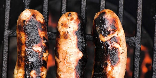 Würstchen auf dem Grill, leicht schwarz Würstchen auf dem Grill, leicht schwarz