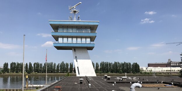 Ein Turm ragt vor der Weser auf. Er hat zwei Etagen. Ein Turm ragt vor der Weser auf. Er hat zwei Etagen.