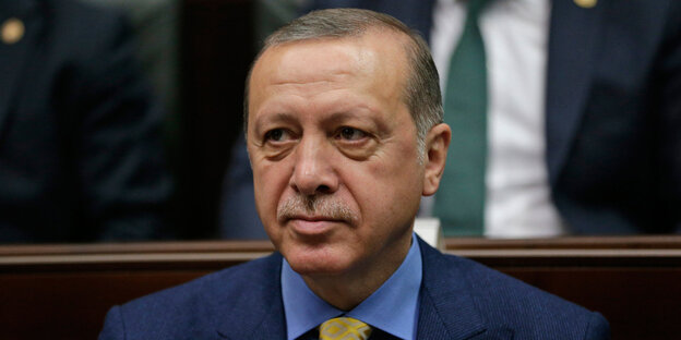 Erdogan sitzt mit deprimiertem Gesichtsausdruck da und guckt ins Leere Erdogan sitzt mit deprimiertem Gesichtsausdruck da und guckt ins Leere