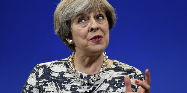 Theresa May sieht aus, als würde sie überlegen Theresa May sieht aus, als würde sie überlegen