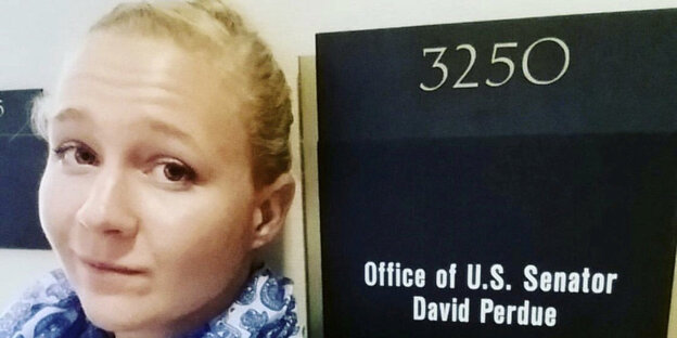 Eine blonde Frau vor dem Büroschild eines US-Senators Eine blonde Frau vor dem Büroschild eines US-Senators