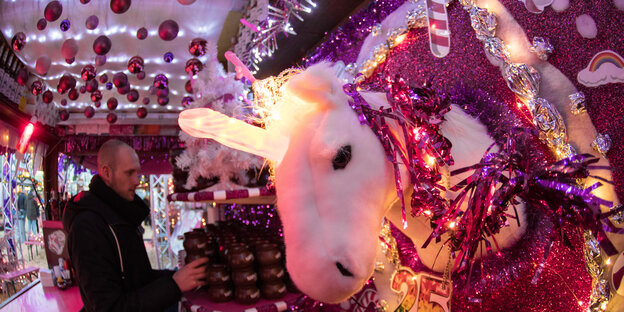 Ein großes Plüsch-Einhorn mit einem leuchtenden Horn Ein großes Plüsch-Einhorn mit einem leuchtenden Horn