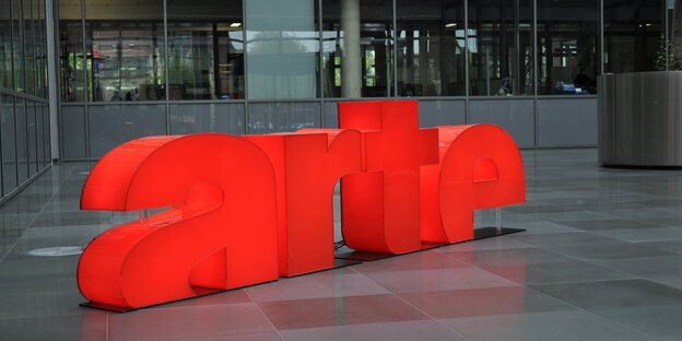 Das rote arte-Logo steht im Regen Das rote arte-Logo steht im Regen