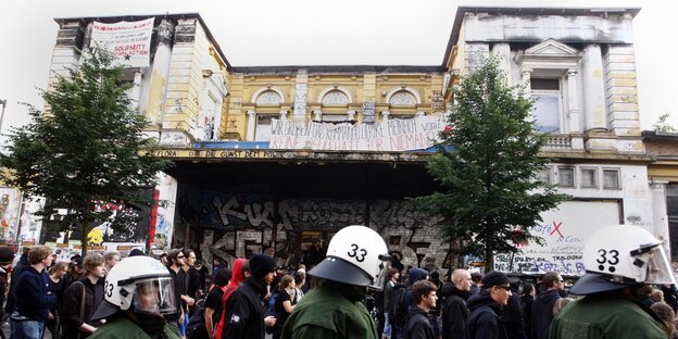 Drei Polizisten vor der Roten Flora Drei Polizisten vor der Roten Flora