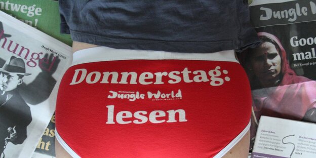 Eine Unterhose, auf der "Donnerstag Jungle World lesen" steht Eine Unterhose, auf der "Donnerstag Jungle World lesen" steht