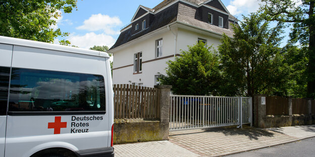 Ein Krankenwagen vor einem Haus Ein Krankenwagen vor einem Haus