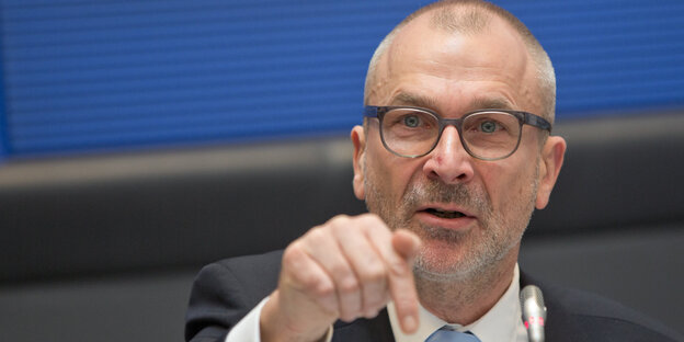 Volker Becl hebt beim Sprechen die rechte, zur Faust geballte Hand, wie um einen Einwurf zu untermauern Volker Becl hebt beim Sprechen die rechte, zur Faust geballte Hand, wie um einen Einwurf zu untermauern