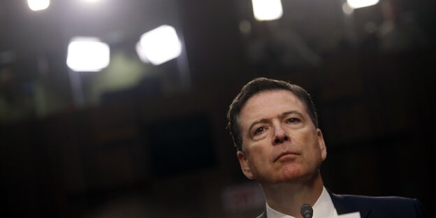 James Comey vor einem Mikrofon James Comey vor einem Mikrofon