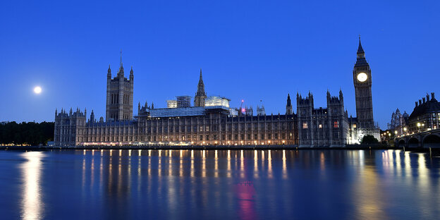 Westminster und Big Ben in der Nacht, vom gegenüberliegenden Themseufer aus gesehen Westminster und Big Ben in der Nacht, vom gegenüberliegenden Themseufer aus gesehen