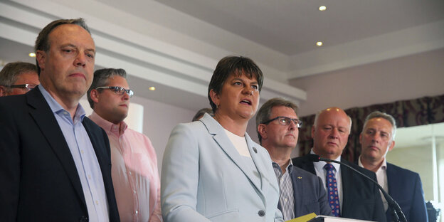 DUP-Politiker um Arlene Foster DUP-Politiker um Arlene Foster